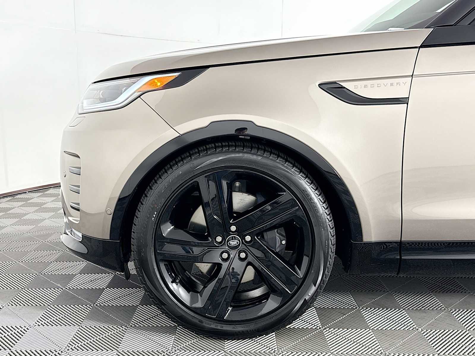 New 2025 Land Rover Discovery Dynamic SE image 29