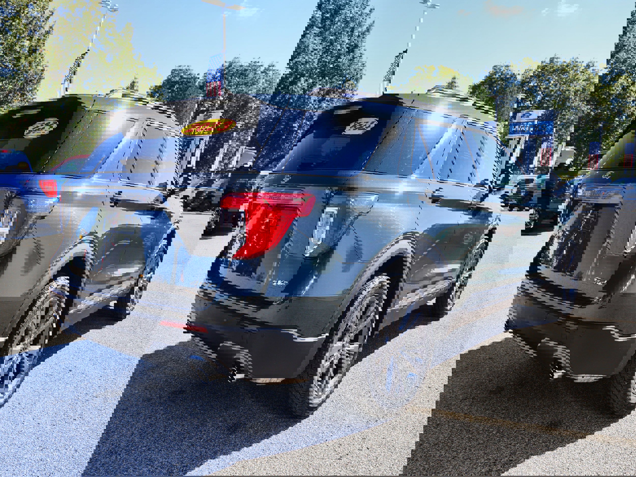 Used 2023 Ford Explorer XLT w/ Equipment Group 202A image 5