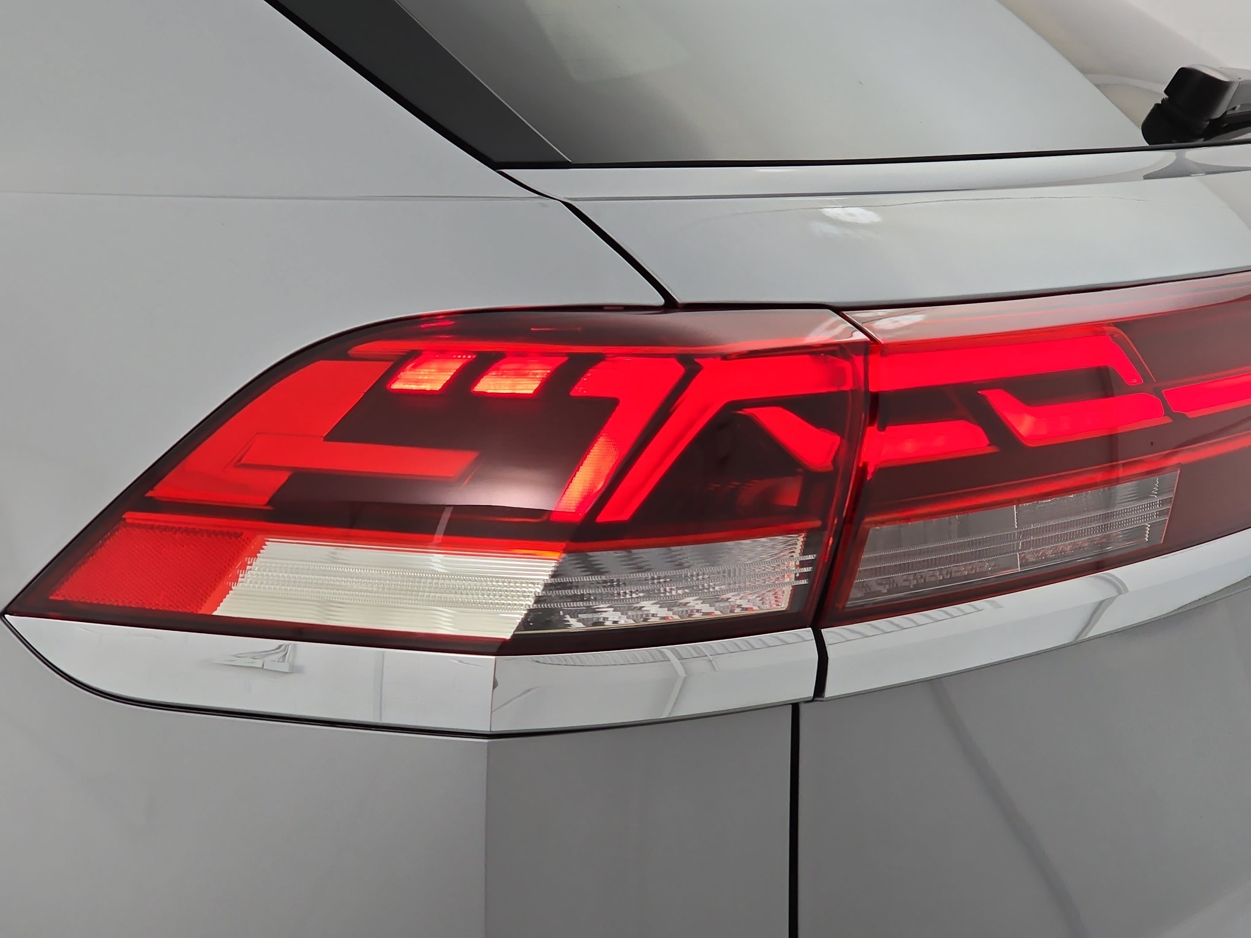 Certified 2025 Volkswagen Atlas Cross Sport SE w/ Panoramic Sunroof Package FWD image 35