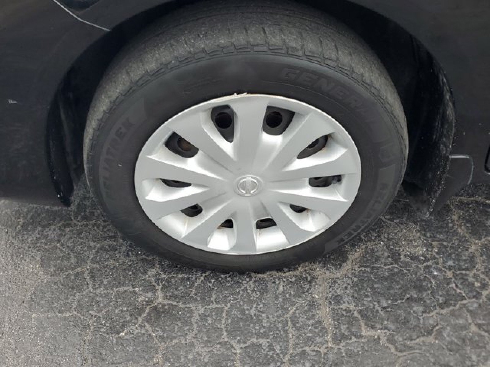 Used 2017 Nissan Versa SV FWD image 4