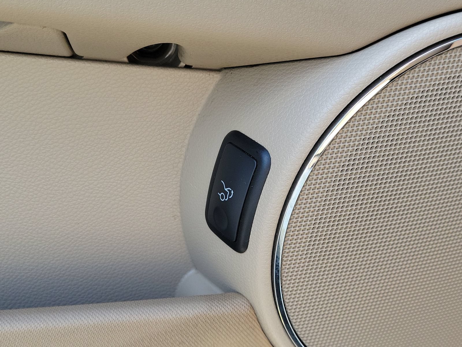 Used 2010 Mercedes-Benz C 300 Sedan image 19
