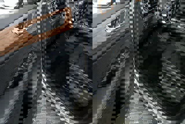 Certified 2025 Volkswagen Atlas SE image 12