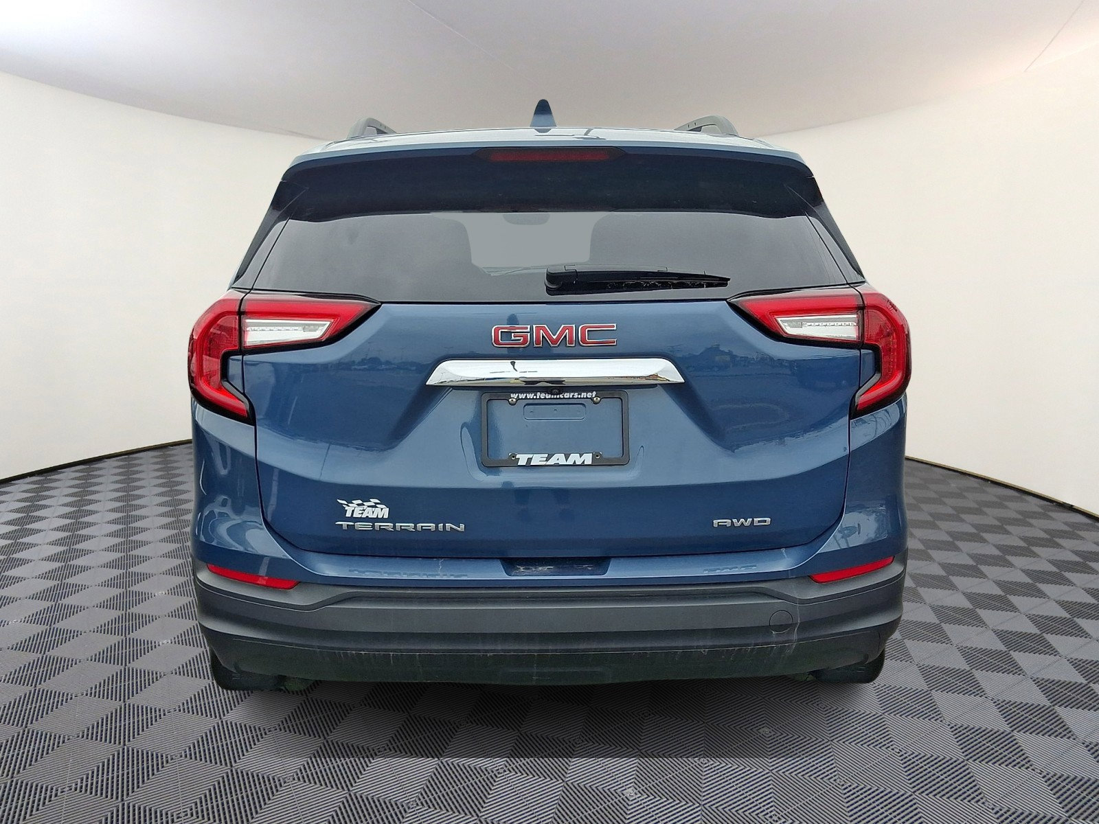 Used 2024 GMC Terrain SLE w/ Driver Convenience Package image 5