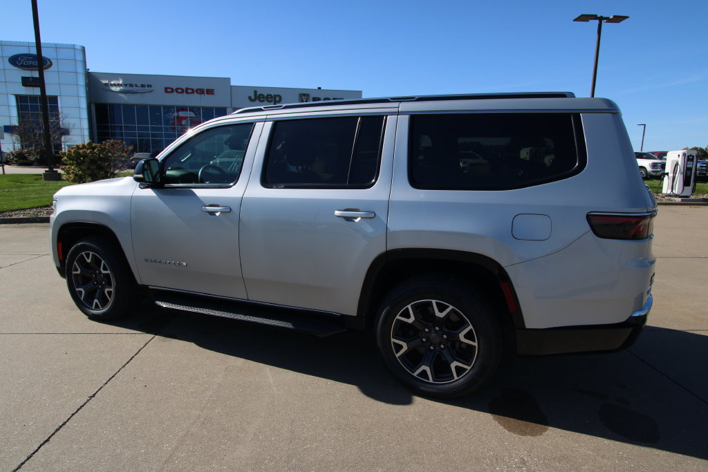 Used 2023 Jeep Wagoneer Series III w/ Preferred Equipment Group AWD/4WD image 18