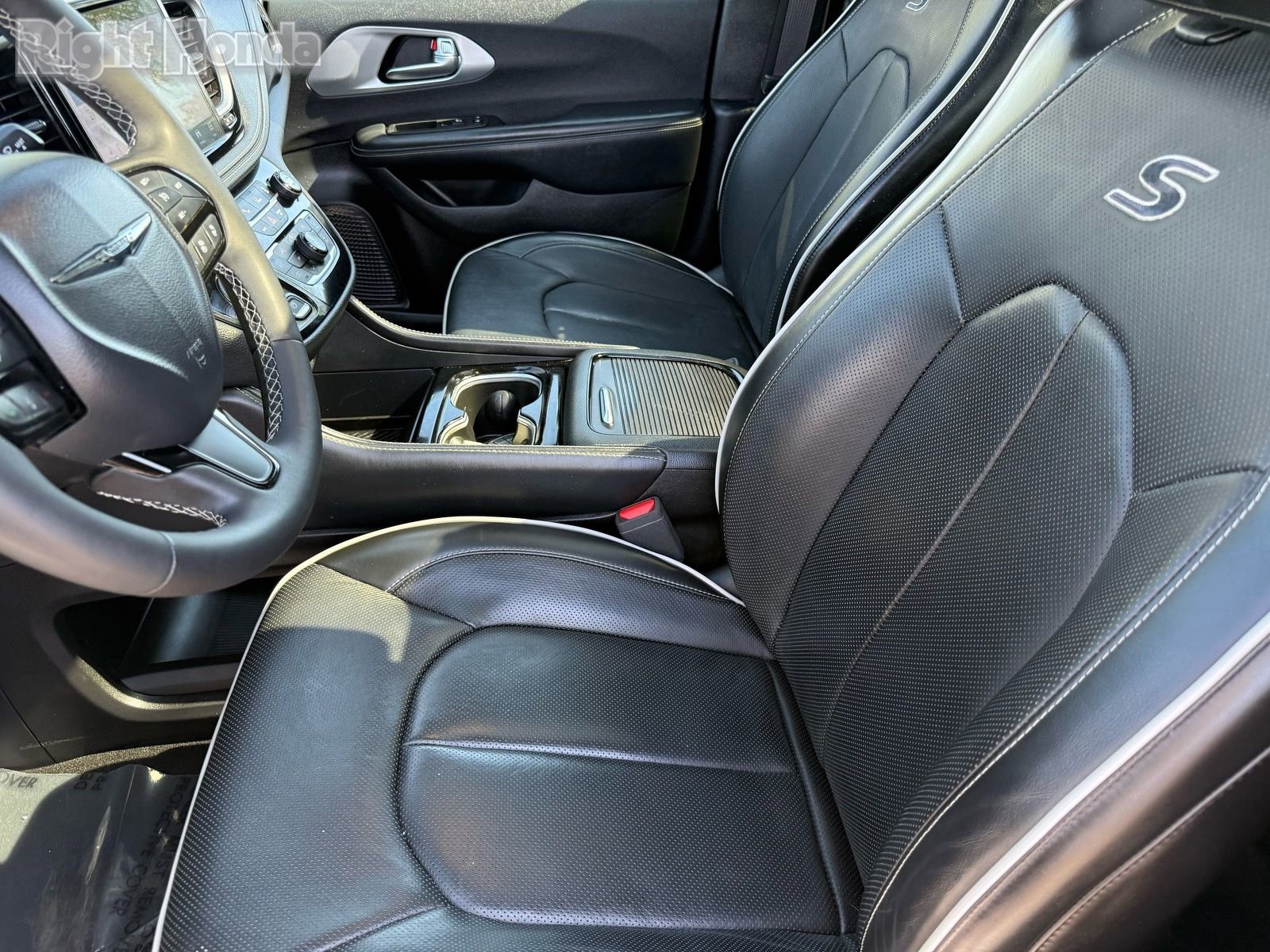 Used 2025 Chrysler Pacifica Limited image 12