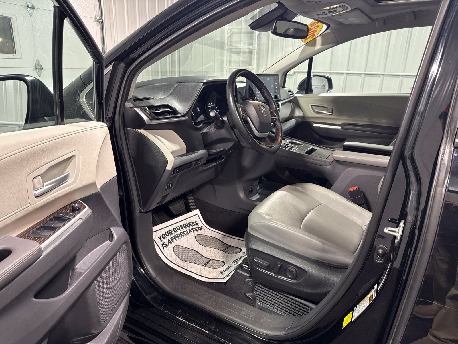 Used 2024 Toyota Sienna XLE FWD image 24