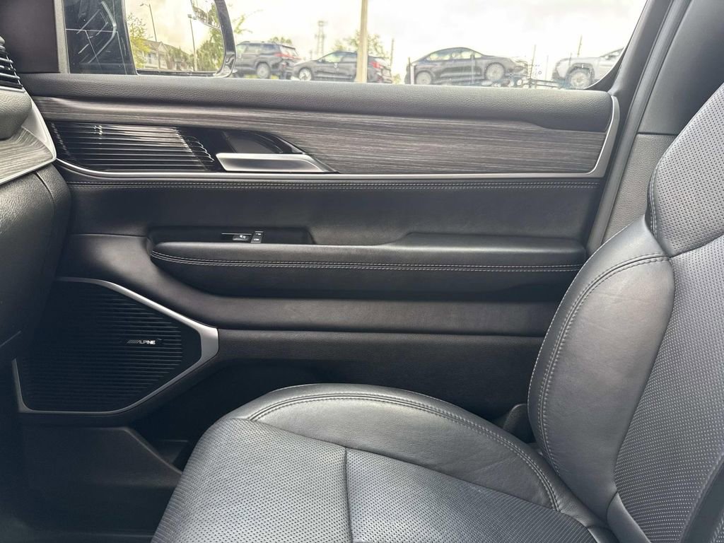 Used 2024 Jeep Wagoneer L Series II image 32