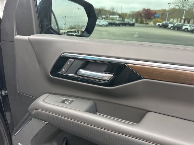 Used 2026 Chevrolet Suburban High Country AWD/4WD image 15