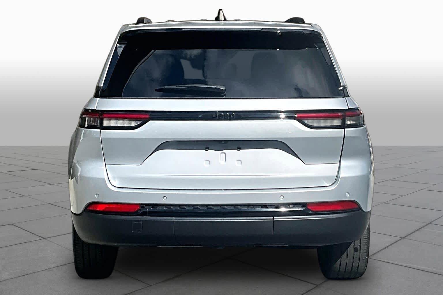 Used 2023 Jeep Grand Cherokee Altitude RWD image 5