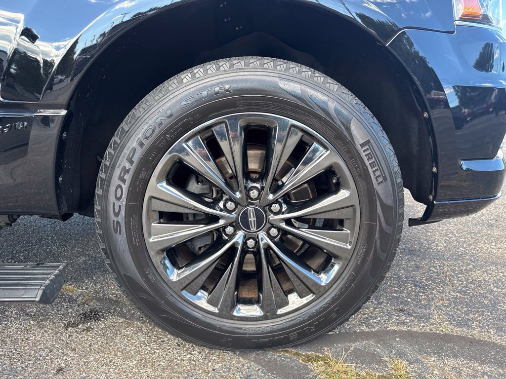 Used 2016 Lincoln Navigator Select AWD/4WD image 12