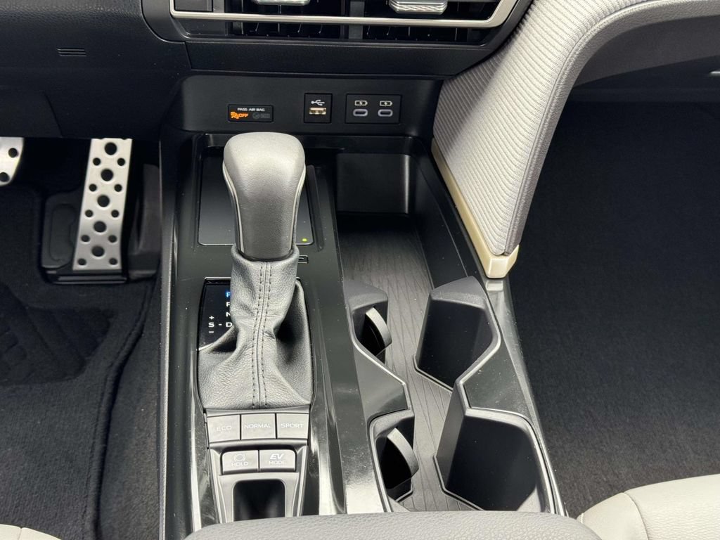 Used 2025 Toyota Camry SE FWD image 6
