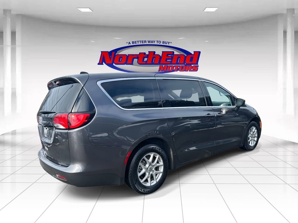 Used 2023 Chrysler Voyager LX image 3