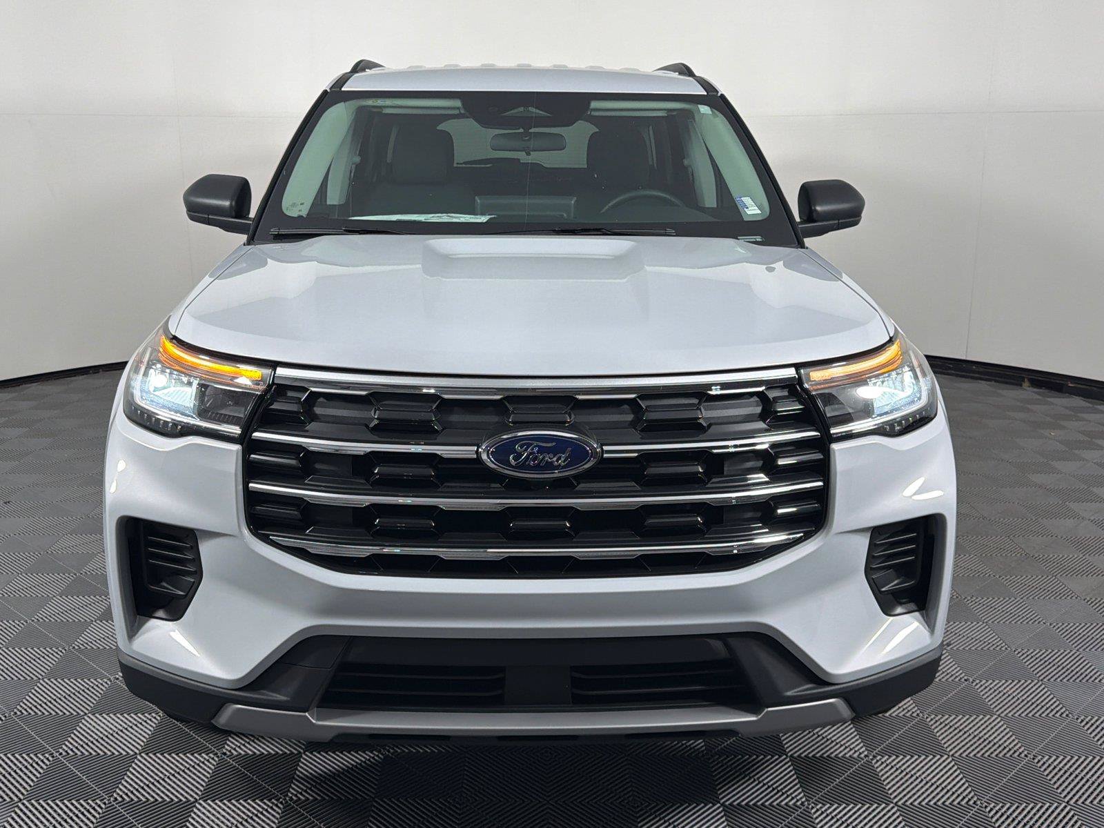 Used 2026 Ford Explorer Active RWD image 2
