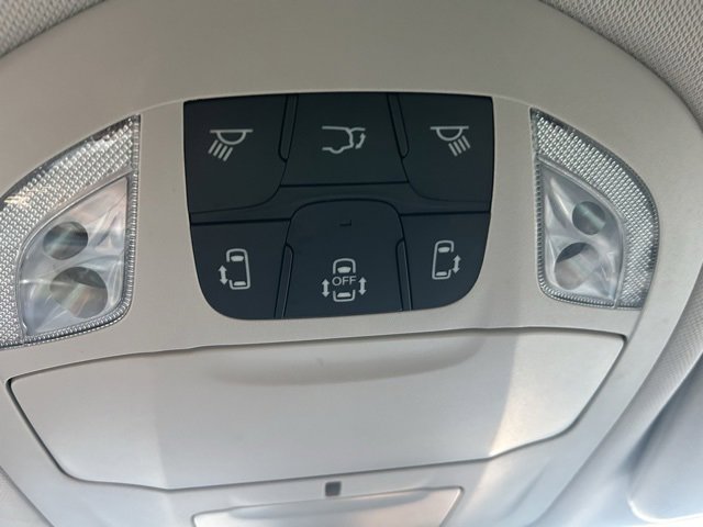 Used 2023 Chrysler Voyager LX image 23