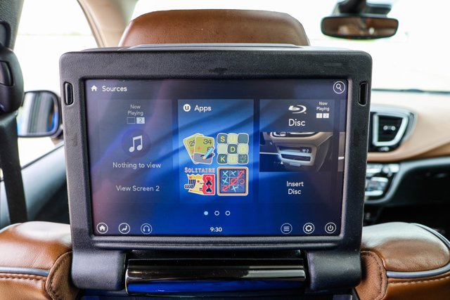 Used 2018 Chrysler Pacifica Limited image 23