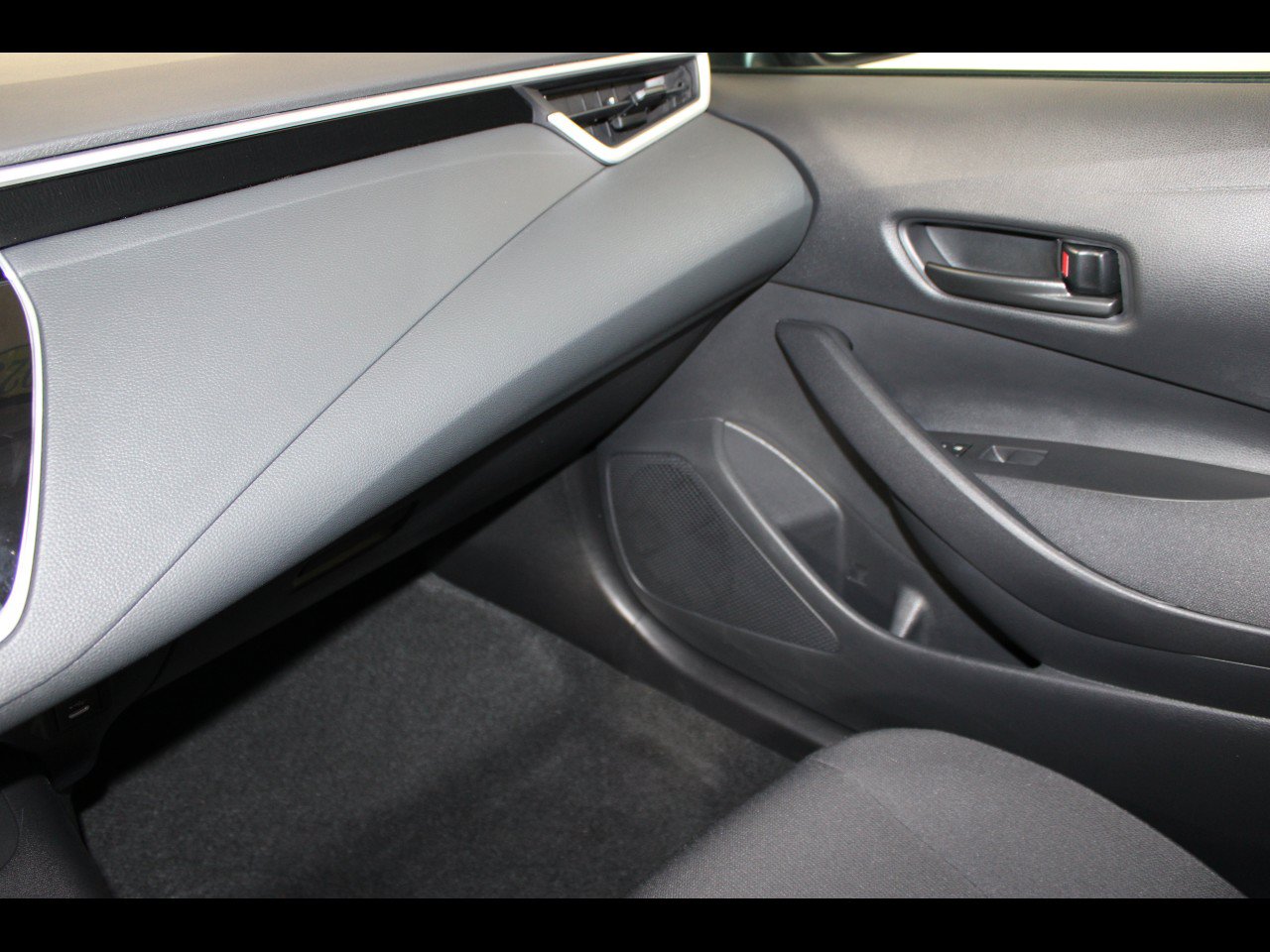 Used 2025 Toyota Corolla LE w/ LE Premium Package FWD image 16