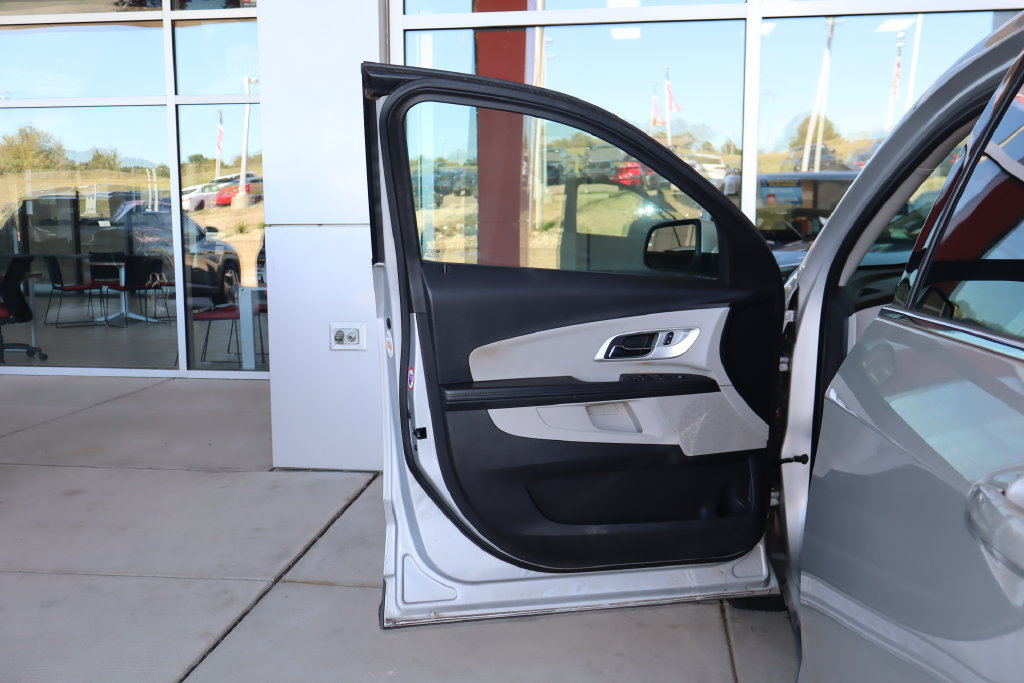 Used 2017 Chevrolet Equinox LT w/ Driver Confidence Package II AWD/4WD image 13