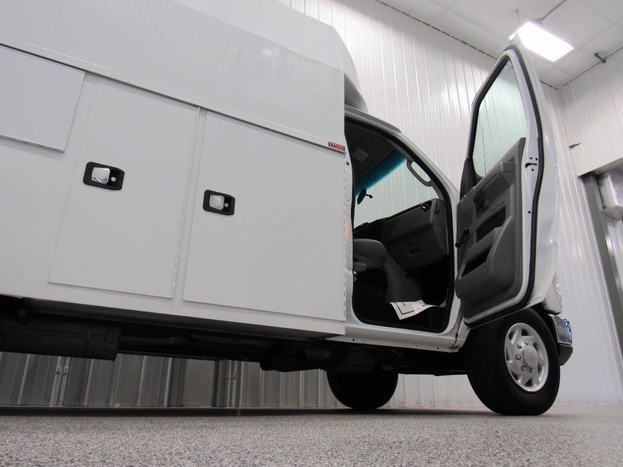 Used 2015 Ford E-350 and Econoline 350 Super Duty image 33