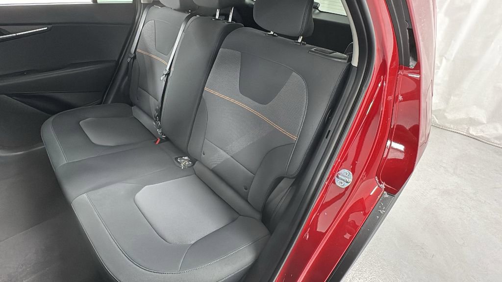 Used 2025 Kia Niro LX image 12