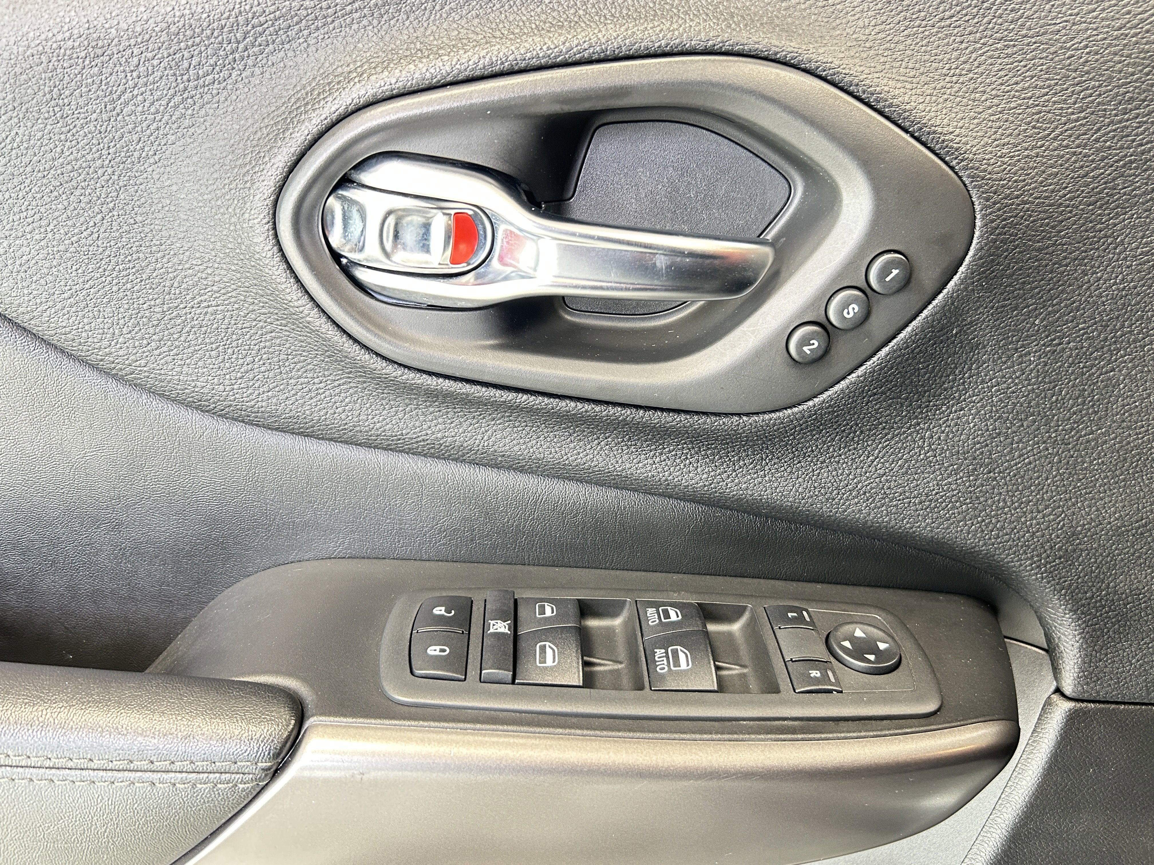 Used 2020 Jeep Cherokee Limited AWD/4WD image 17