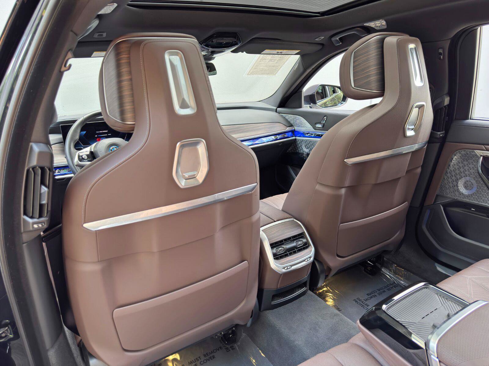Used 2023 BMW i7 xDrive60 w/ Executive Package 2 AWD/4WD image 45