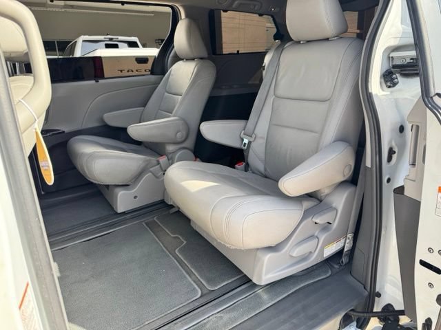 Used 2018 Toyota Sienna XLE Premium FWD image 28