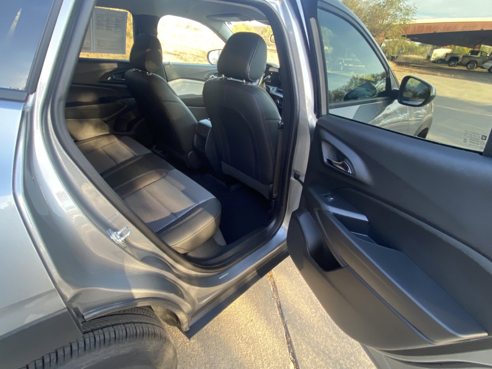 Used 2025 Chevrolet Trax LT w/ LT Convenience Package FWD image 17