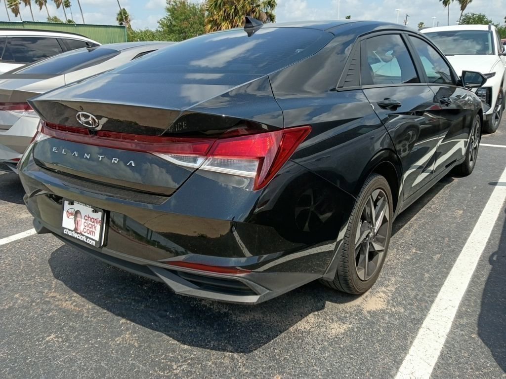 Used 2023 Hyundai Elantra SEL w/ Convenience Package FWD image 3