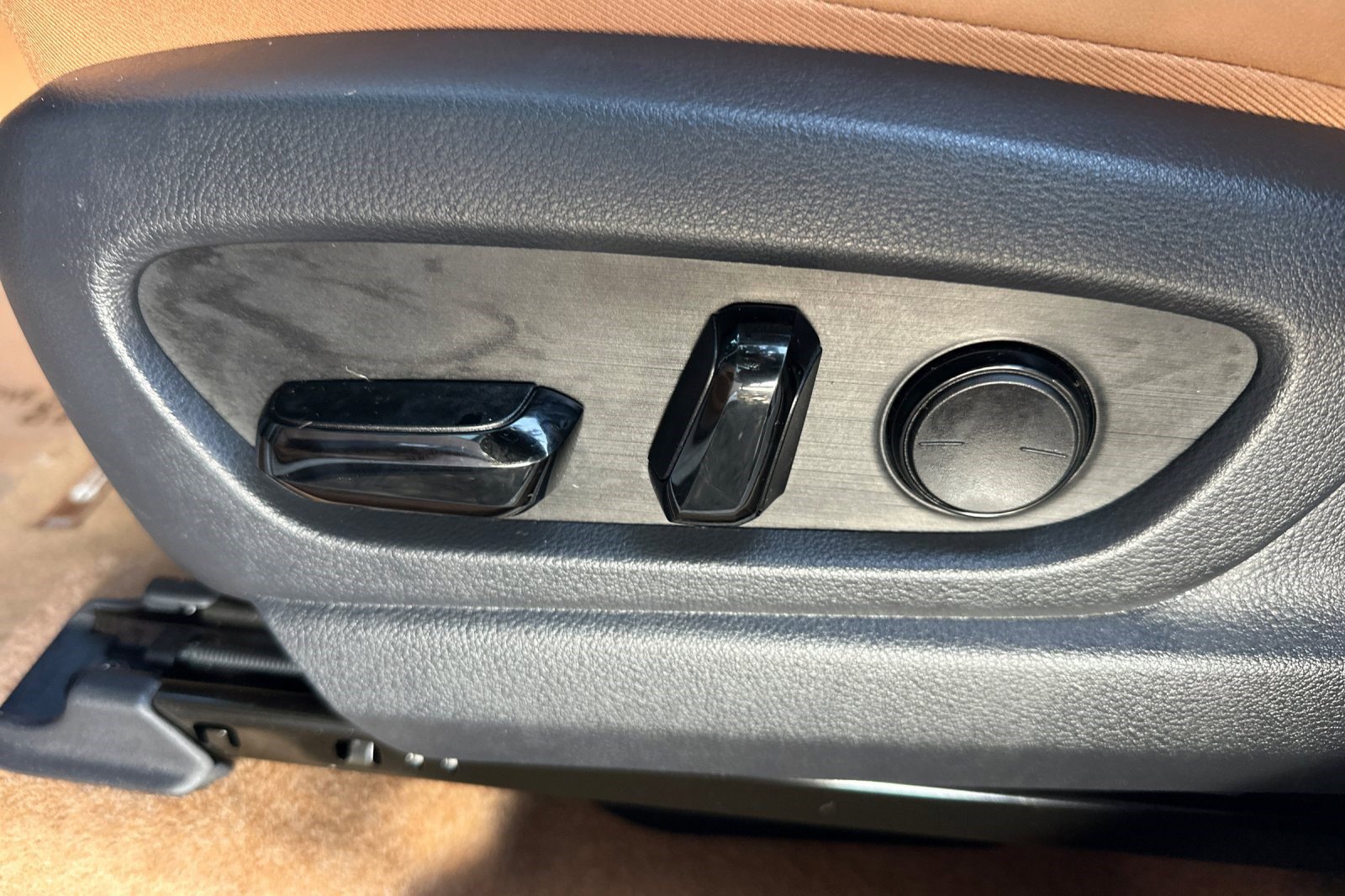 Certified 2025 Lexus RZ 300e w/ Accessory Package (2T) image 14