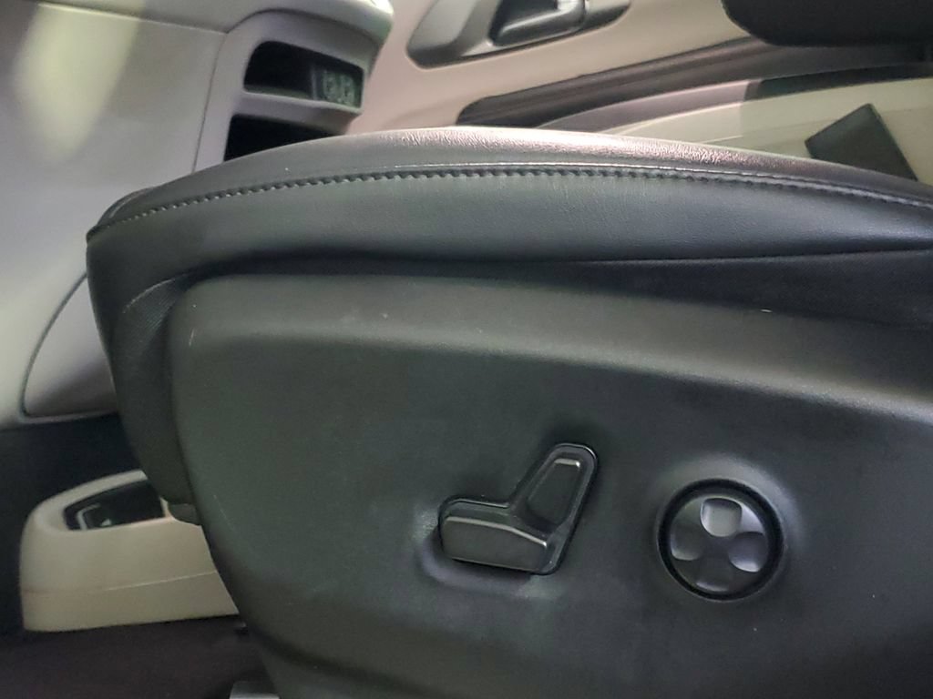 Used 2024 Chrysler Pacifica Touring-L FWD image 17