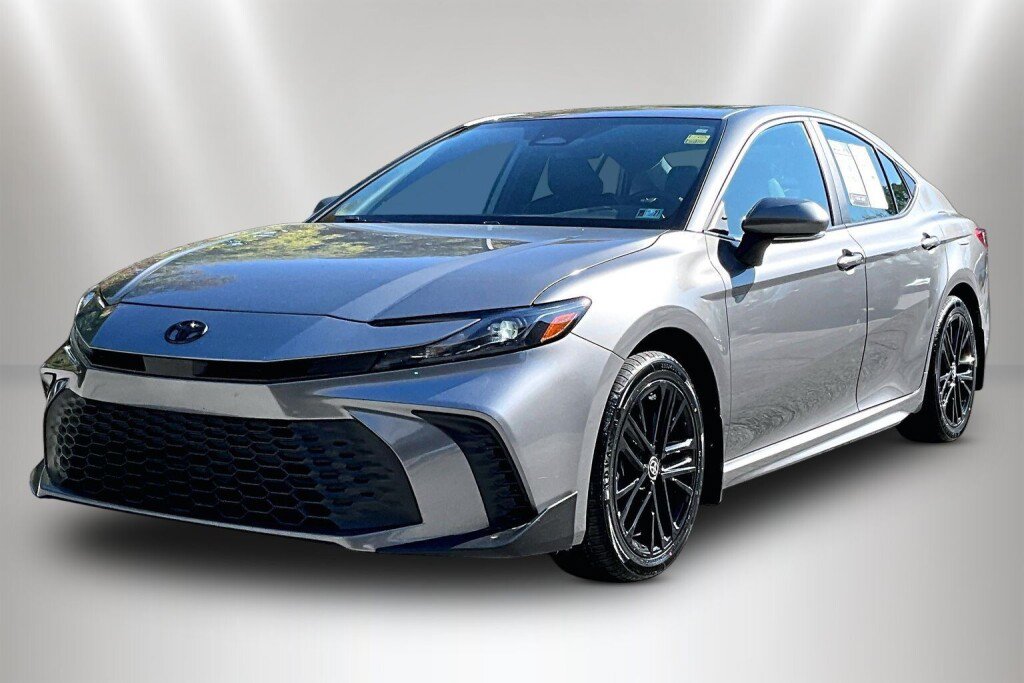Used 2025 Toyota Camry SE w/ Convenience Package AWD/4WD image 3