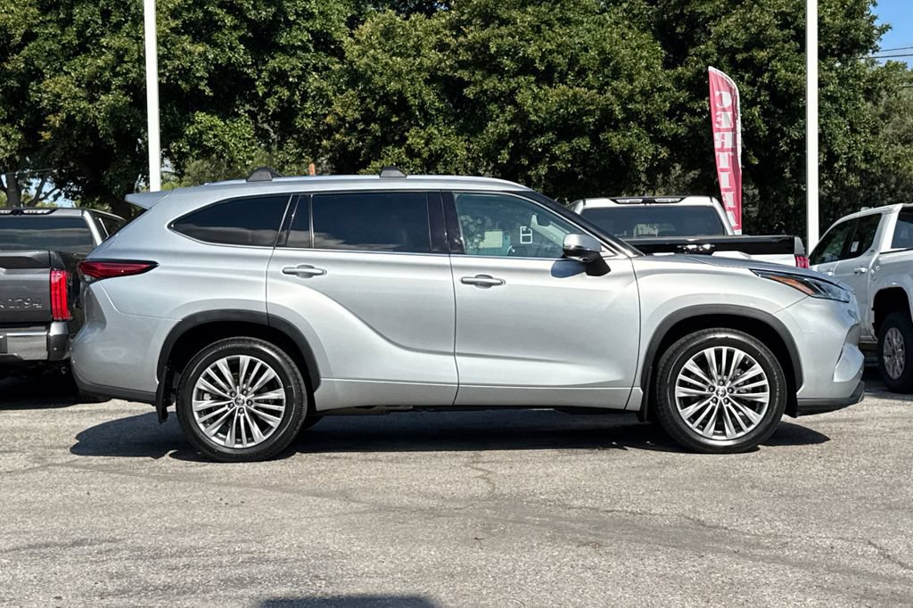 Used 2022 Toyota Highlander Platinum AWD/4WD image 2