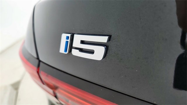 Used 2024 BMW i5 eDrive40i w/ Premium Package image 17