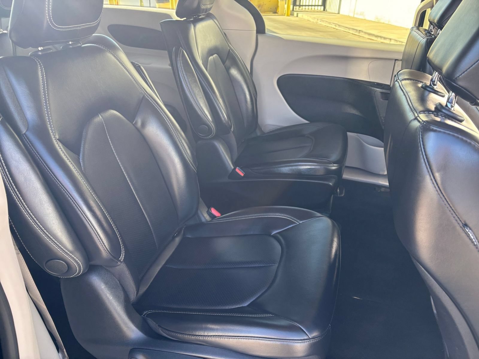 Used 2023 Chrysler Pacifica Touring-L FWD image 28