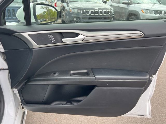 Used 2020 Ford Fusion SE FWD image 6