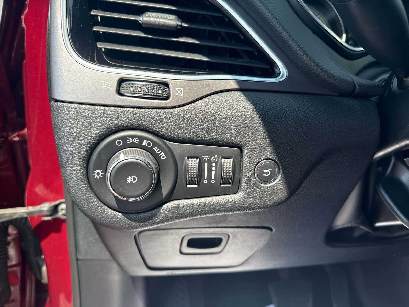 Used 2020 Jeep Cherokee Limited AWD/4WD image 16