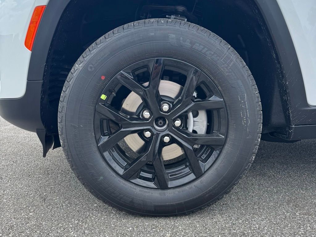 New 2025 Jeep Grand Cherokee Altitude image 10