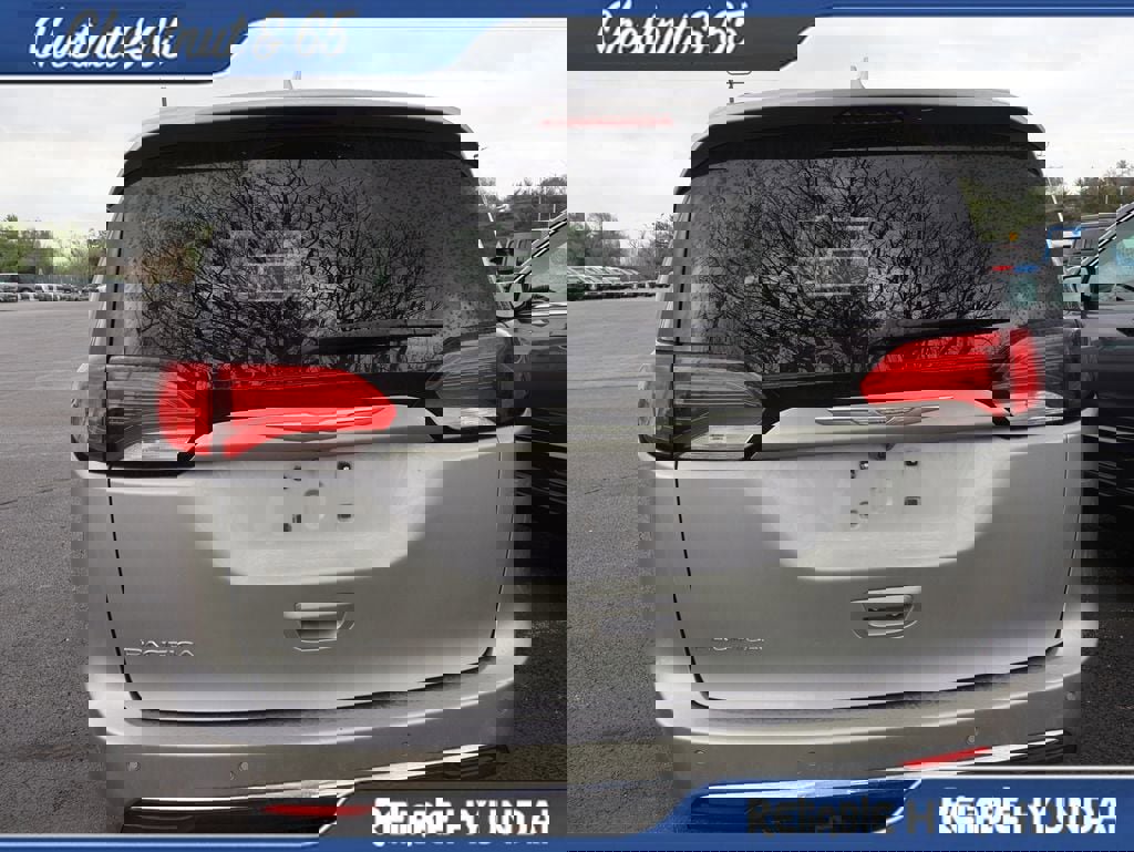 Used 2017 Chrysler Pacifica Touring-L image 19