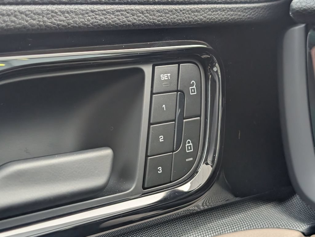 Certified 2025 Porsche Panamera RWD image 28