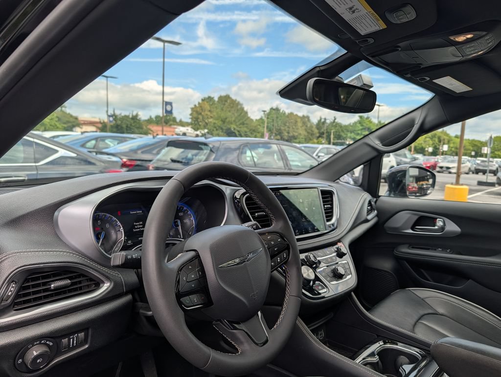 Used 2025 Chrysler Pacifica Limited FWD image 8