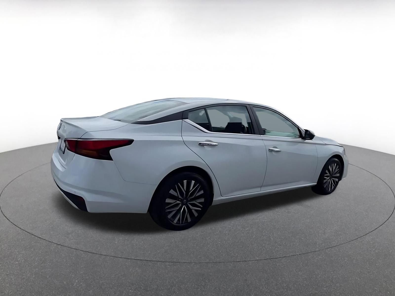 Used 2025 Nissan Altima 2.5 SV FWD image 15