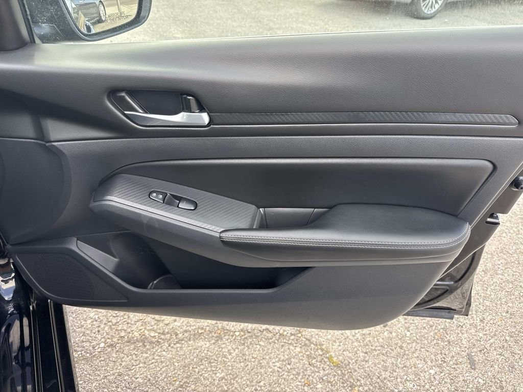 Used 2025 Nissan Altima 2.5 SV FWD image 13