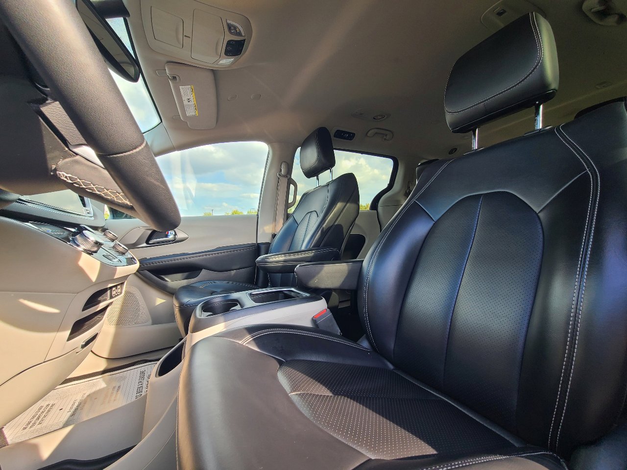 Used 2023 Chrysler Pacifica Touring-L image 19