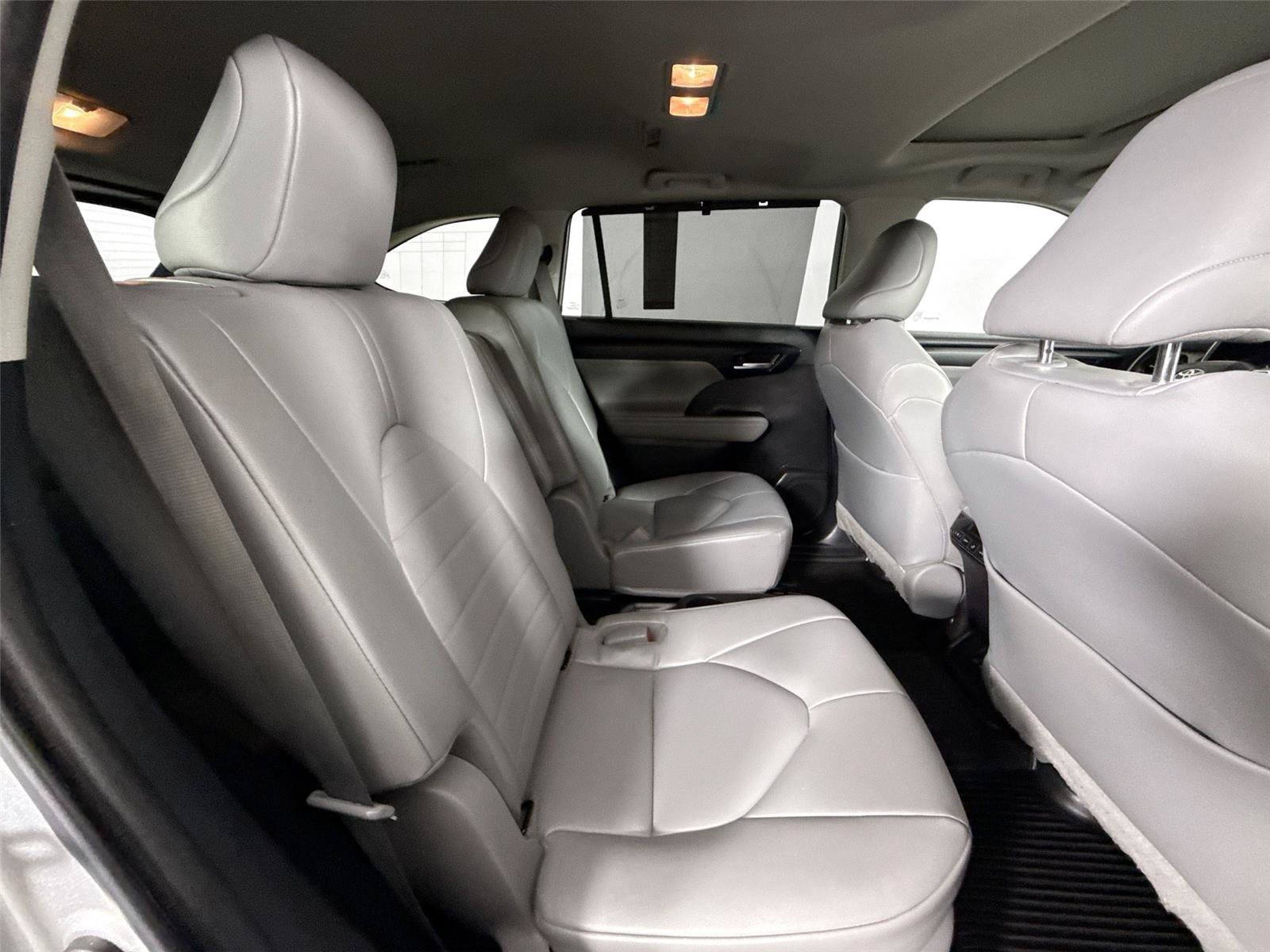 Used 2022 Toyota Highlander XLE FWD image 37