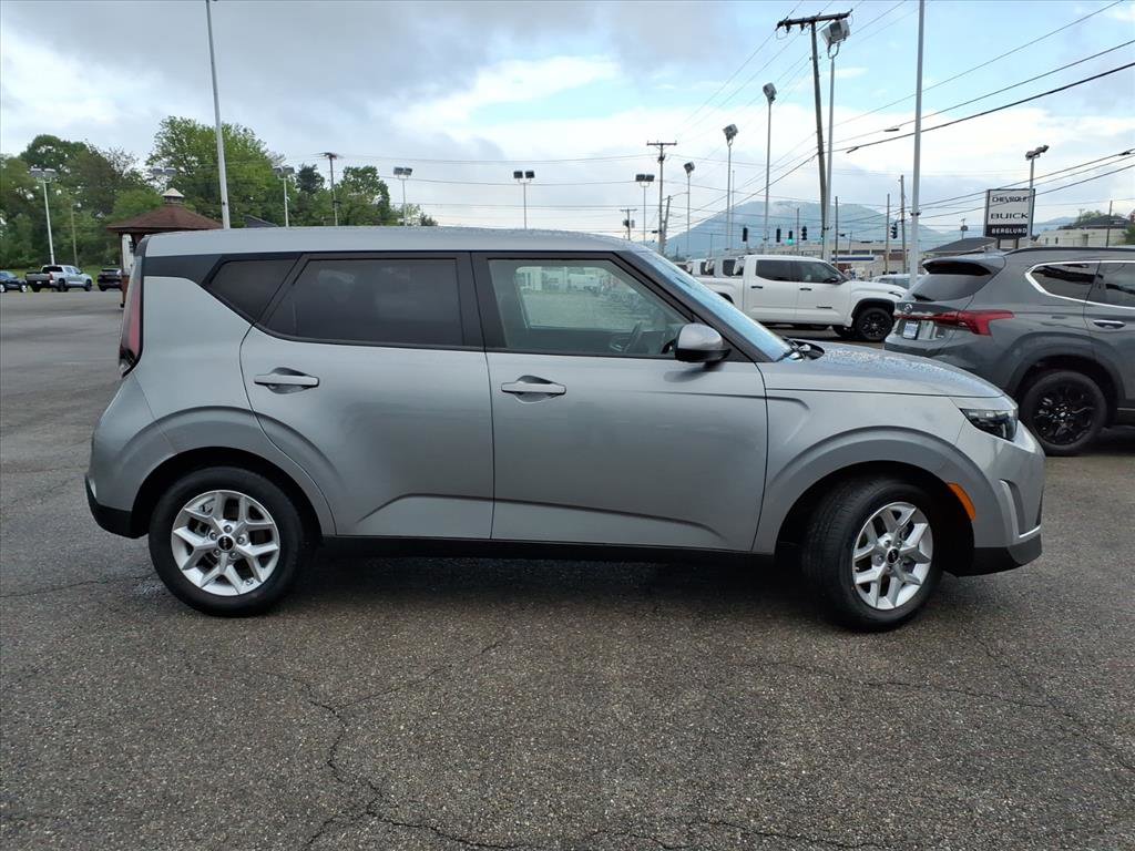 Used 2024 Kia Soul LX w/ Option Group 015 FWD image 3