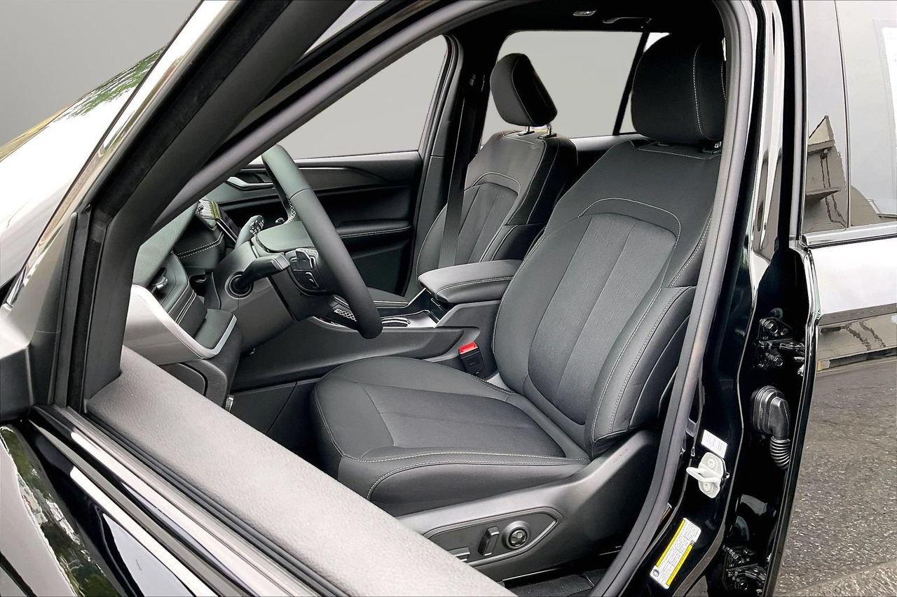 New 2027 Jeep Grand Cherokee Laredo RWD image 17