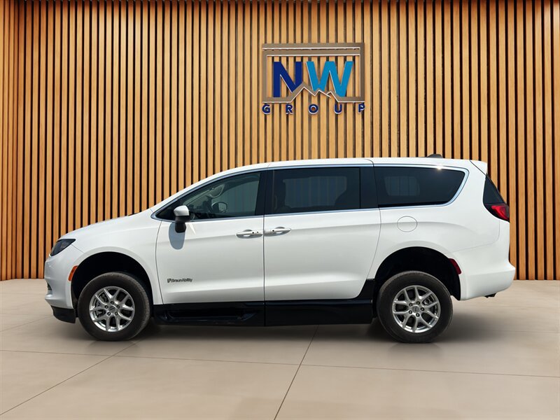 Used 2022 Chrysler Voyager LX FWD image 18