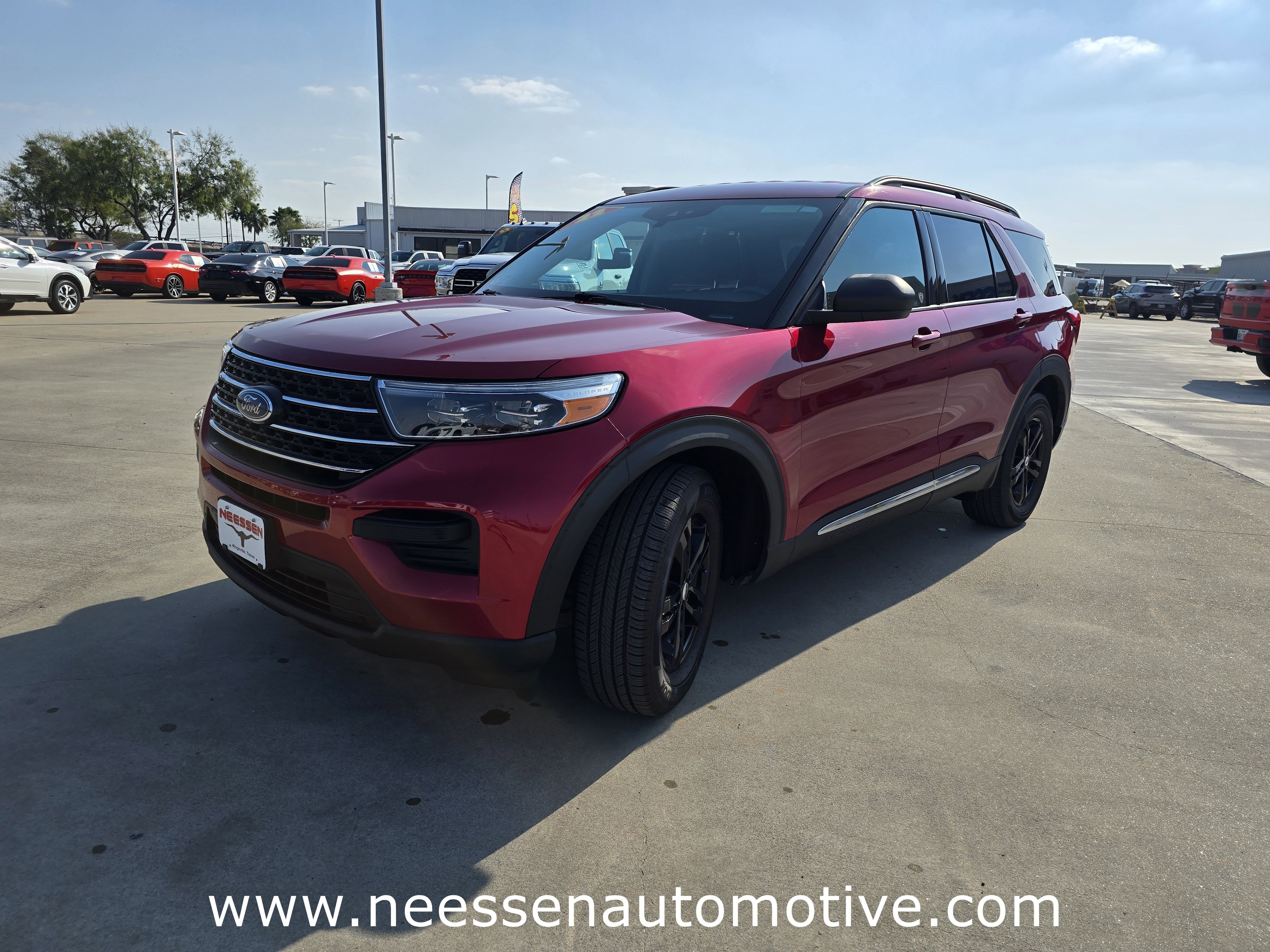 Used 2022 Ford Explorer XLT image 3