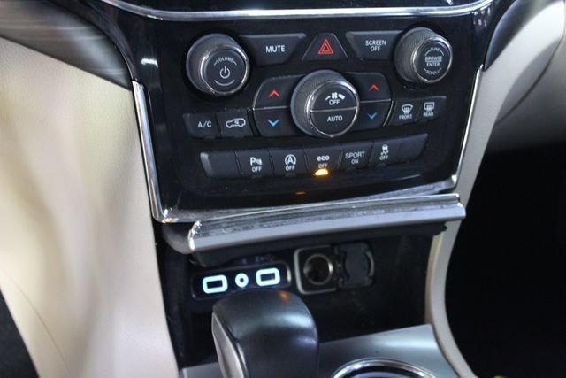 Used 2022 Jeep Grand Cherokee Laredo E AWD/4WD image 17