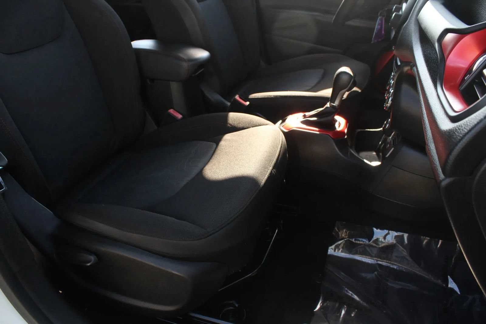 Used 2015 Jeep Renegade Trailhawk AWD/4WD image 22